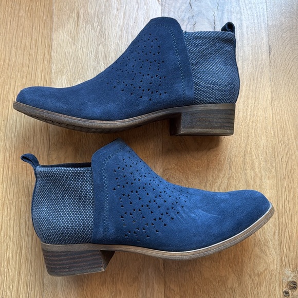 Tom’s Navy side zip bootie size 7 W - Picture 3 of 5